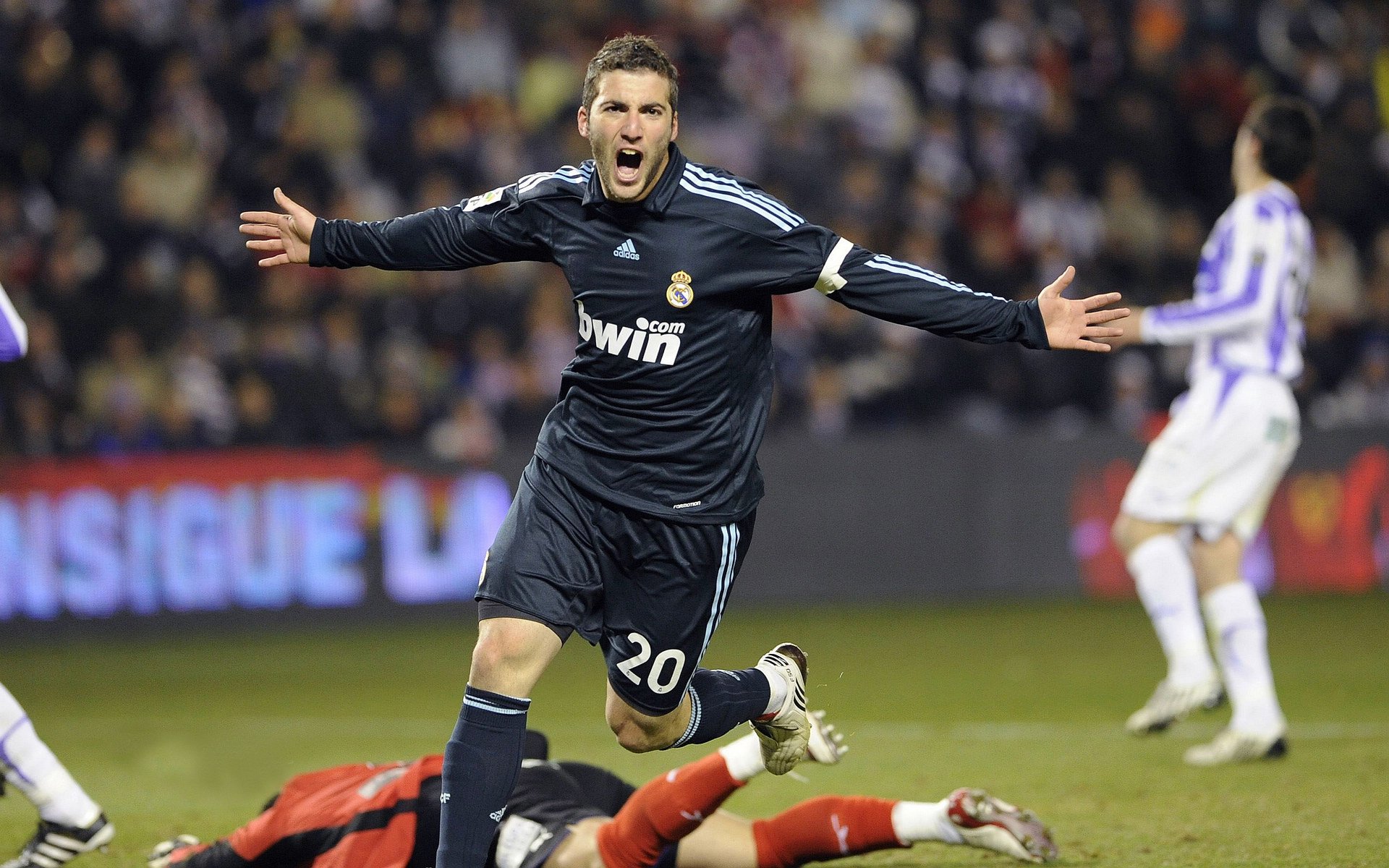 俱乐部青训成果展在本地文化节亮相赢得掌声，青训联赛